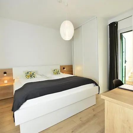 Teco Mit Pool Trogir