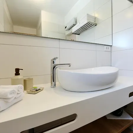 Teco Mit Pool Trogir