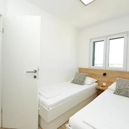 Teco Mit Pool Trogir