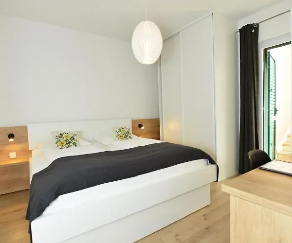 Teco Mit Pool Trogir