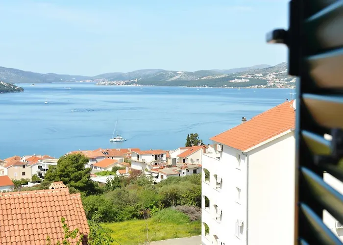 Teco Mit Pool Trogir